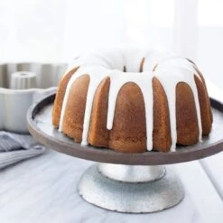 Nordic Ware Anniversary Bundt Tulbandvorm ø 20,5 Cm Aluminium Goudkleurig 11 Nordic Ware Anniversary Bundt Tulbandvorm ø 20,5 Cm Aluminium Goudkleurig -De Bakkerij Winkel 50037 glazed pan 780x780 02