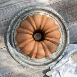 Nordic Ware Anniversary Bundt Tulbandvorm ø 20,5 Cm Aluminium Goudkleurig 10 Nordic Ware Anniversary Bundt Tulbandvorm ø 20,5 Cm Aluminium Goudkleurig -De Bakkerij Winkel 50037 plain overhead barnwood 780x780 02 1 1