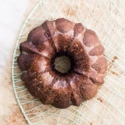 Nordic Ware Anniversary Bundt Tulbandvorm ø 26,5 Cm Gietaluminium Goudkleurig -De Bakkerij Winkel 51237 6cup overhead 780x780 01 1 1