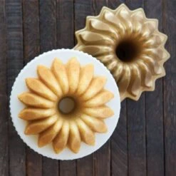 Nordic Ware Lotus Bundt Tulband ø 21,6 Cm Gietaluminium Goudkleurig -De Bakkerij Winkel 84177 lotus bundt pan overhead 780x780 01 1