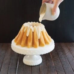 Nordic Ware Lotus Bundt Tulband ø 21,6 Cm Gietaluminium Goudkleurig -De Bakkerij Winkel 84177 lotus bundt pour 780x780 08 1