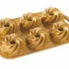 Nordic Ware Heritage Bundt Bakvorm 6 Tulbanden 37 Cm Gietaluminium Goudkleurig 2 Nordic Ware Heritage Bundt Bakvorm 6 Tulbanden 37 Cm Gietaluminium Goudkleurig -De Bakkerij Winkel 88077 heritage bundtlette pan