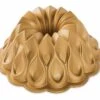 Nordic Ware Crown Bundt Tulbandvorm ø 24 Cm Gietaluminium Goudkleurig 2 Nordic Ware Crown Bundt Tulbandvorm ø 24 Cm Gietaluminium Goudkleurig -De Bakkerij Winkel 91777 crown bundt pan gold2