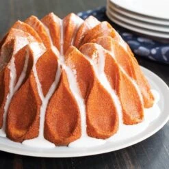 Nordic Ware Crown Bundt Tulbandvorm ø 24 Cm Gietaluminium Goudkleurig -De Bakkerij Winkel 91777 glazed 780x780 02 1
