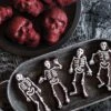 Nordic Ware Spooky Skeleton Bakvorm 4 Stuks Aluminium Bronskleurig 2 Nordic Ware Spooky Skeleton Bakvorm 4 Stuks Aluminium Bronskleurig -De Bakkerij Winkel 92148 skeleton w mini skull 780x780 09 1
