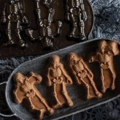 Nordic Ware Spooky Skeleton Bakvorm 4 Stuks Aluminium Bronskleurig -De Bakkerij Winkel 92148 skeleton w pan 780x780 03 1