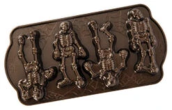 Nordic Ware Spooky Skeleton Bakvorm 4 Stuks Aluminium Bronskleurig -De Bakkerij Winkel 92148 spooky skeleton pan 780x780 1