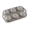 Nordic Ware Wreathlettes Bakvorm 6 Stuks Aluminium 1 Nordic Ware Wreathlettes Bakvorm 6 Stuks Aluminium -De Bakkerij Winkel 94648 wreathlettes pan 780x780
