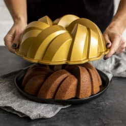 Nordic Ware Braided Bundt Tulband ø 26 Cm Gietaluminium Goudkleurig -De Bakkerij Winkel 95577 braided bundt holdiing pan 01 780x780 32607.1622508626.1280.1280