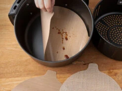 NoStik Herbruikbaar Bakpapier Airfryer Rond PFAS-vrij 2 Stuks 7 NoStik Herbruikbaar Bakpapier Airfryer Rond PFAS-vrij 2 Stuks -De Bakkerij Winkel air fryer liner nostik 400x301 1