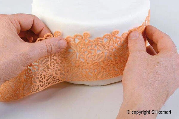 Silikomart Wonder Cakes Tricot Decor Baroc Decoratiemat Smal 40 Cm Silicone Wit 7 Silikomart Wonder Cakes Tricot Decor Baroc Decoratiemat Smal 40 Cm Silicone Wit - Afbeelding 5