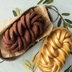 Nordic Ware Anniversary Braided Loaf Pan Bakvorm 700 Gram 5 Nordic Ware Anniversary Braided Loaf Pan Bakvorm 700 Gram -De Bakkerij Winkel loaf2 1 1