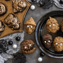 Nordic Ware Monster Mask Cakelet Pan Brons Aluminium 7 Nordic Ware Monster Mask Cakelet Pan Brons Aluminium -De Bakkerij Winkel nordic ware monster mask cakelet pan brons aluminium2