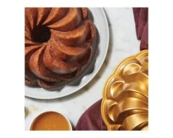 Nordic Ware Pirouette Bundt Goud Aluminium 9 Nordic Ware Pirouette Bundt Goud Aluminium -De Bakkerij Winkel nordic ware pirouette bundt goud aluminium3